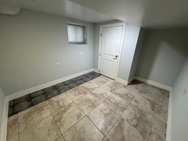 Building Photo - 6438 N Fairfield Ave