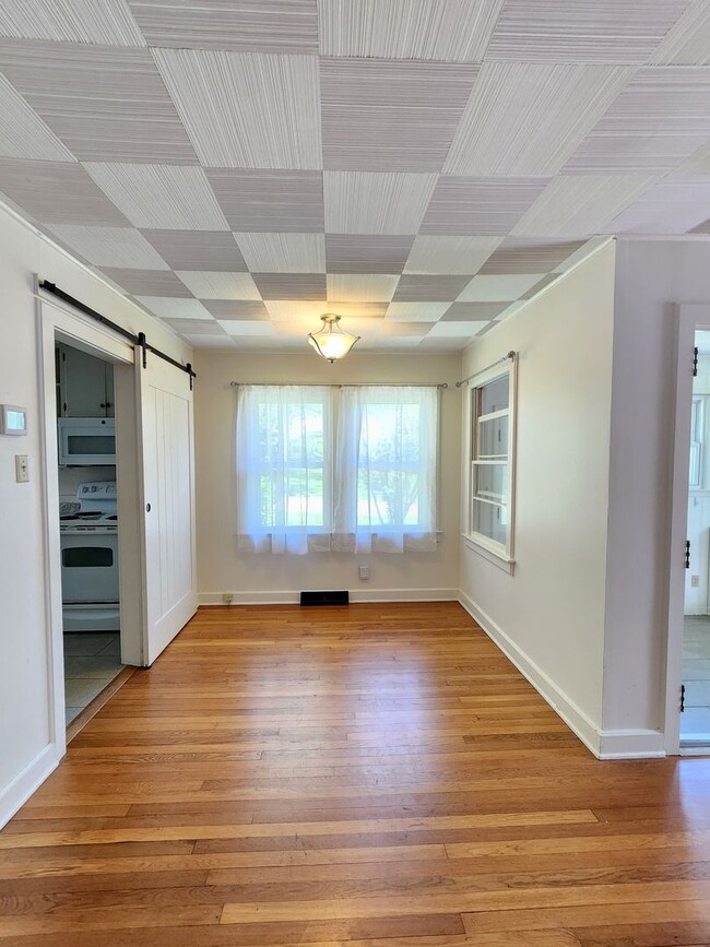 Building Photo - LOCATION! Close to Downtown Black Mountain