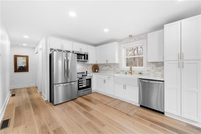 Building Photo - 150 Sweetwater St