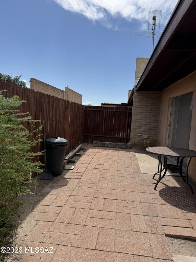 Building Photo - 964 S Pantano Rd