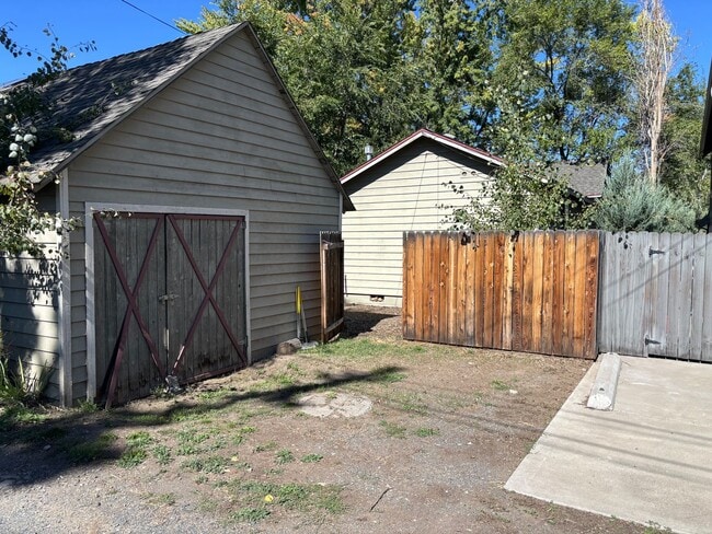 Building Photo - Downtown NW Bend Home Close to the River