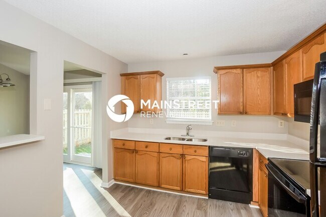 Building Photo - 4 Bedroom Pet-Friendly Home in Charlotte, NC with Main Street Renewal