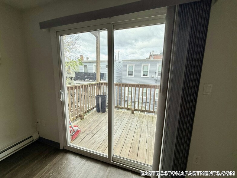 Building Photo - 298 Meridian St