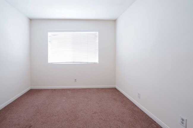 Building Photo - >>> THREE BEDROOM + THREE BATHS TOWNHOUSE ...