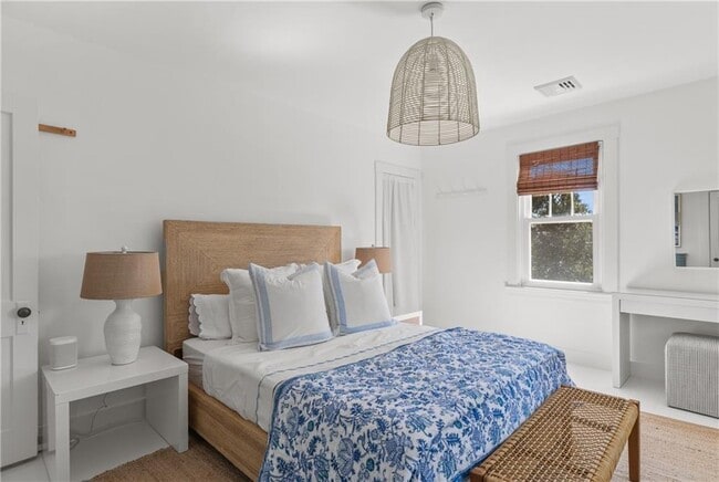 Building Photo - 193 Coggeshall Ave