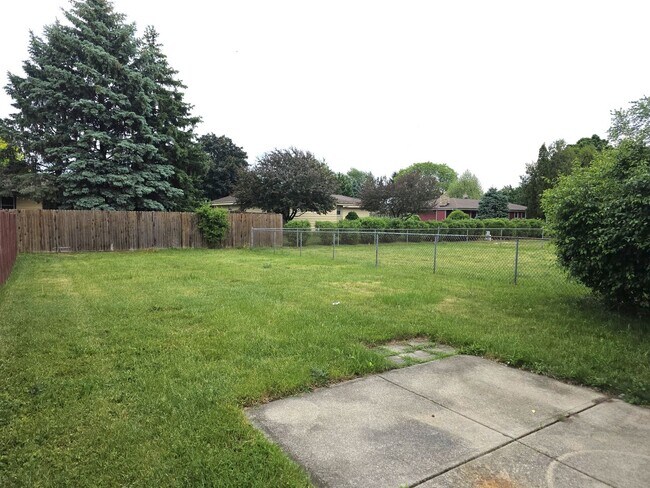 Building Photo - 3 bedroom Franklin Townhome
