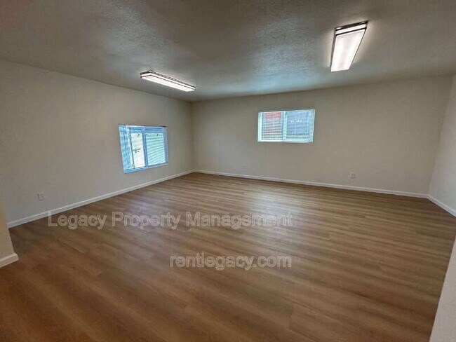 Building Photo - 1525 James St