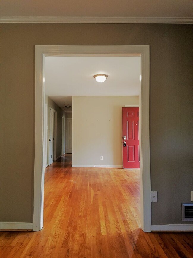 Building Photo - Spacious ranch home for rent