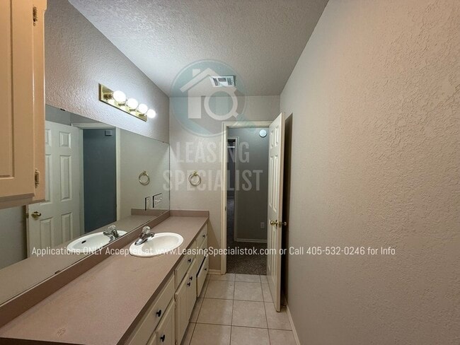 Building Photo - West Norman 3 Bed 2 Bath Garden home!