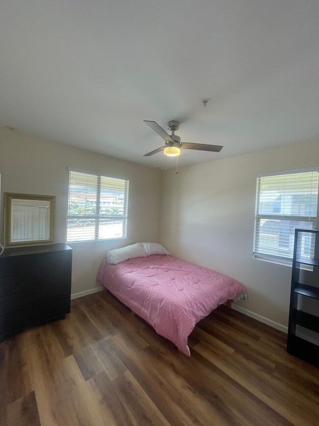 Building Photo - Top Floor Opukea Three Bedroom/Two Bathroo...