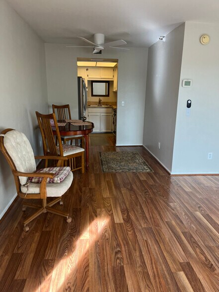 Building Photo - 17 E Ruth Ave