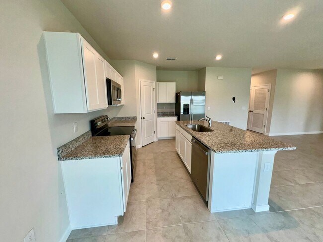 Building Photo - Three Bedroom Home in Winter Haven For Rent!