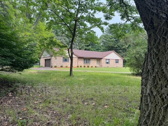 Building Photo - 40250 Pinetree Dr