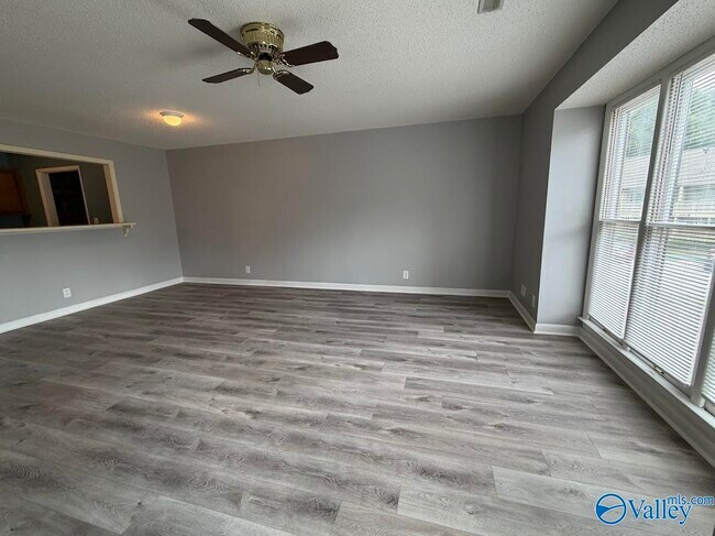 Building Photo - 4947 7 Pine Cir