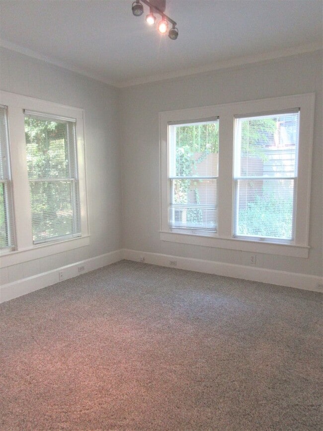 Building Photo - 709 Texas Ave