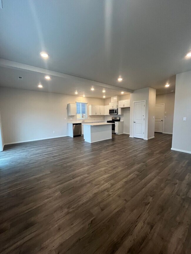 Building Photo - 4-Bedroom 2.5-Bathrrom house in Springfield