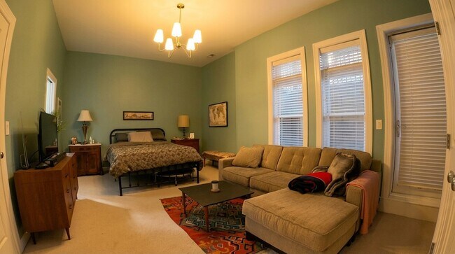 Building Photo - 2140 W Schiller St