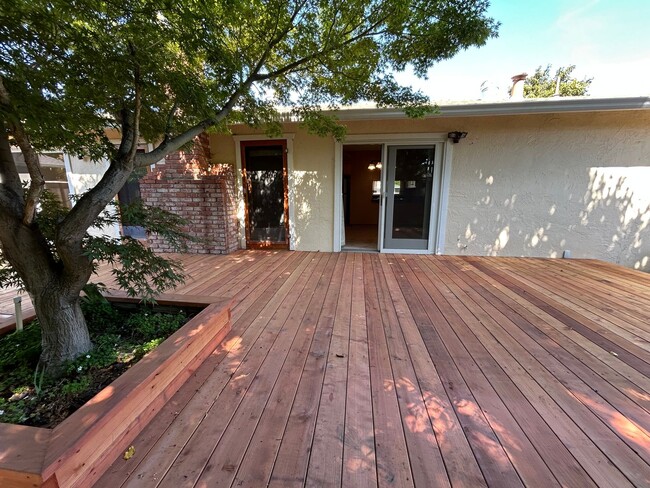 Building Photo - Nice Single Level Home with Attached Garag...