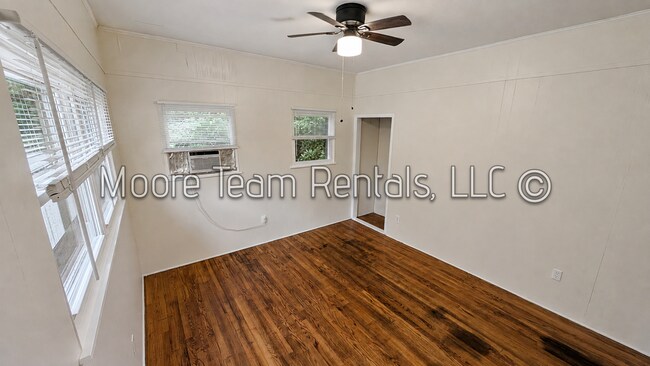 Building Photo - 536 Fairway Dr