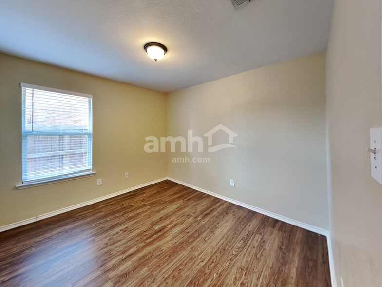 Building Photo - 905 Zoe St