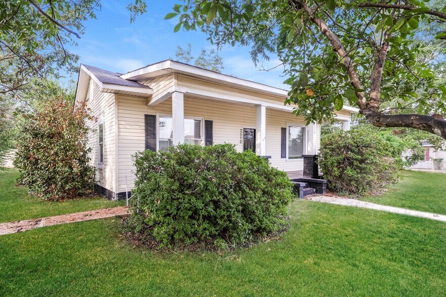 Building Photo - 2510 4th St E