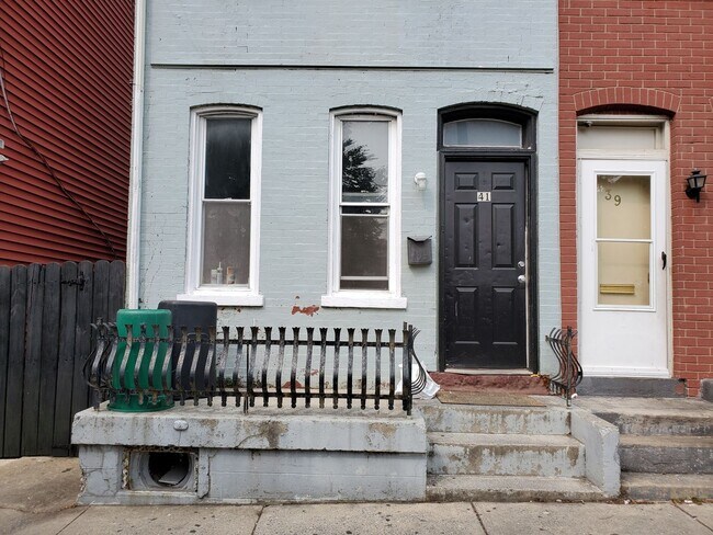 Building Photo - 4 Bedroom 1.5 Bath Home in Lancaster City