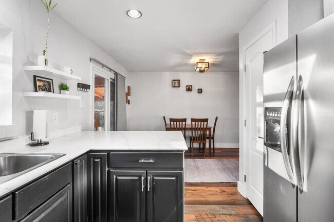 Building Photo - 6029 Iris Way