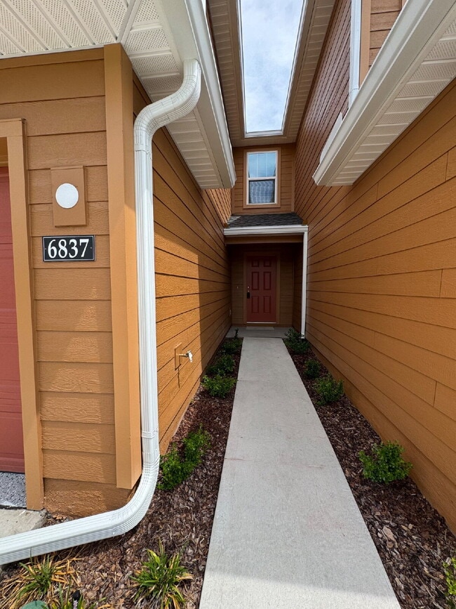 Building Photo - Brand New 3 Bed | 2.5 Bath Townhome – Mode...