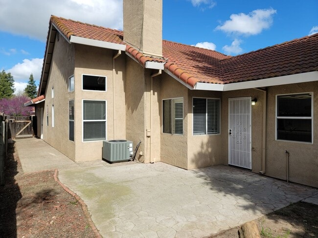 Building Photo - Oakdale Beauty