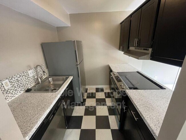 Building Photo - 411 Far Hill Dr