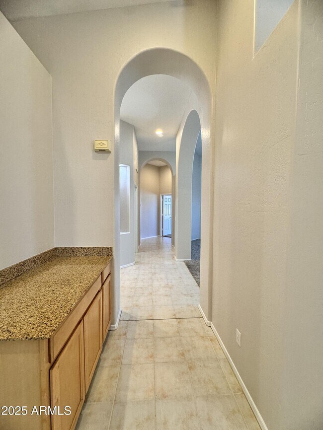 Building Photo - 673 S Peppertree Dr