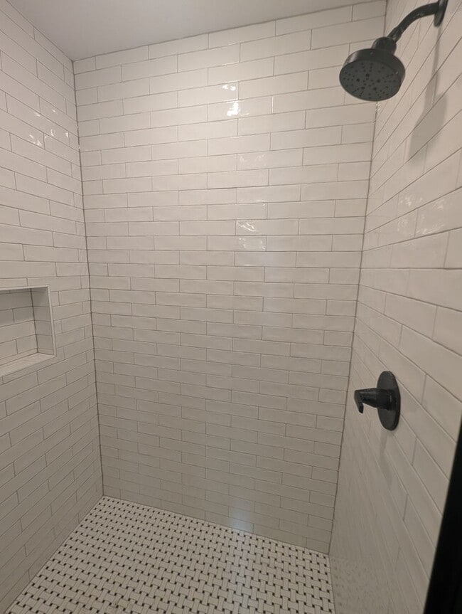 Building Photo - Recently Renovated 1-Bedroom, 1.5 Bath Apartment in Historic Covington