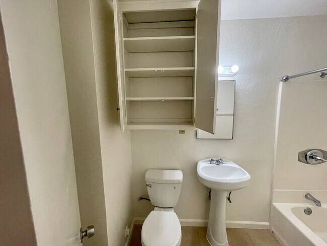 Building Photo - $500 OFF 1ST MONTHS RENT!!! 1 Bedroom 1 Ba...