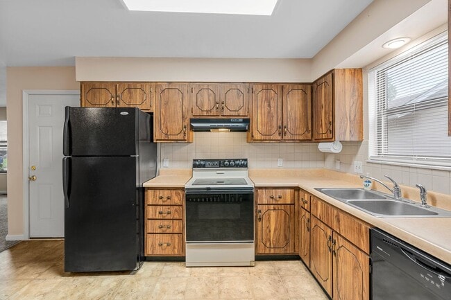 Building Photo - Omar Ct Duplex