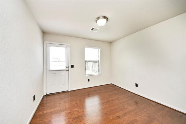Building Photo - 5710 Camelia Evergreen Ln