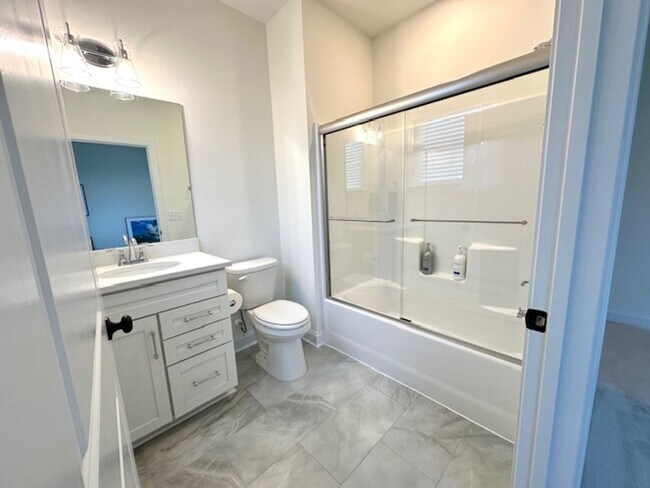 Building Photo - LUXURY TOWNHOME IN FOREST ACRES