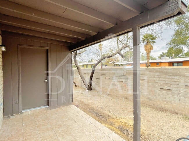 Building Photo - 1404 W Fresno St