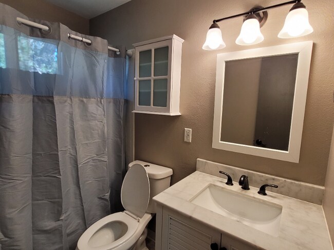 Building Photo - 609 Bennett Ave