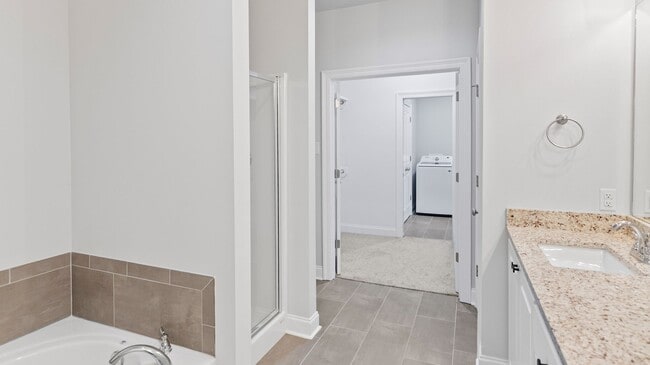 Building Photo - 3 Bedroom Townhomes Off Burbank