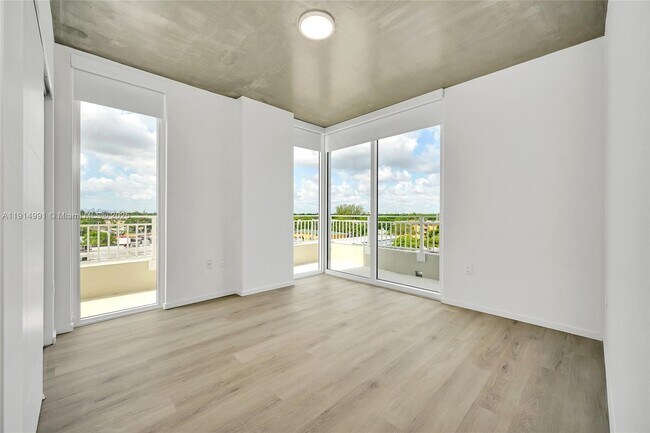 Building Photo - 475 NE 125th St