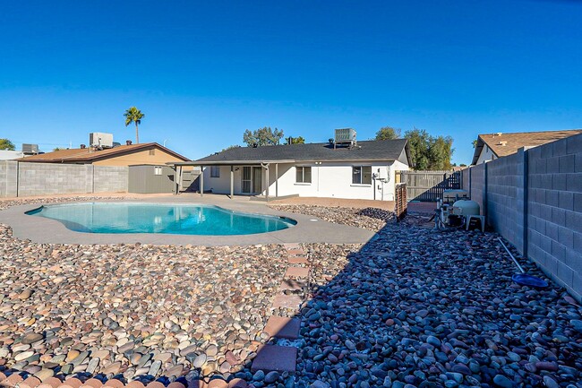 Building Photo - Charming Tempe home with a pool!