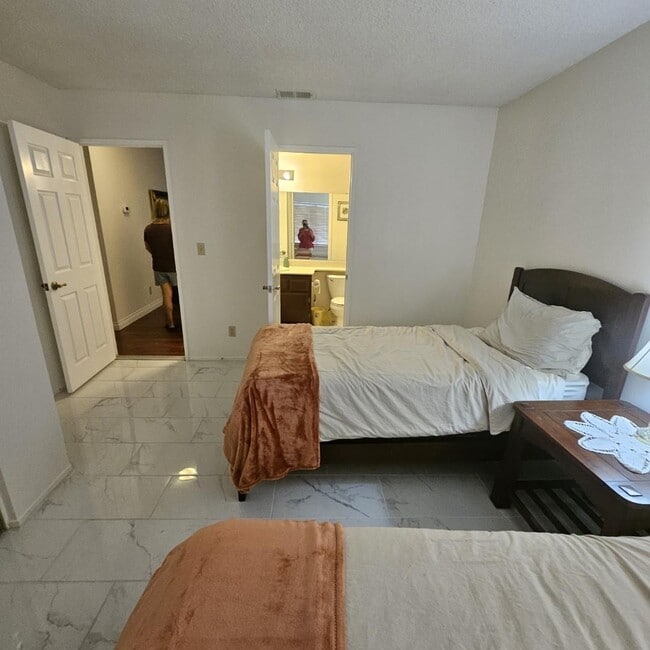 Building Photo - 2890 Summer Set Cir