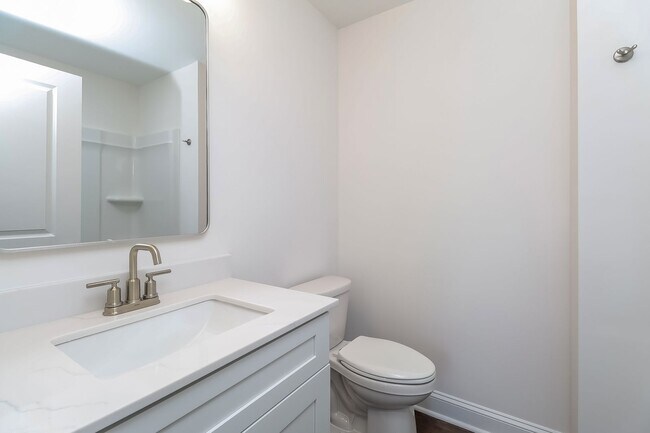 Building Photo - Beautiful 3BR 3.5BA Townhome w/ Full Appliance Kitchen - Garage Parking in West End