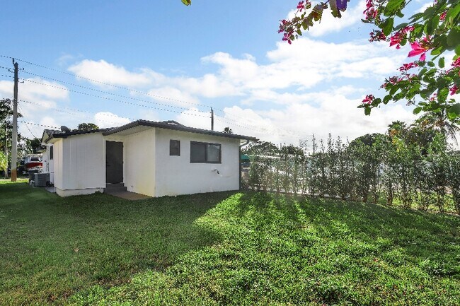 Building Photo - 1201 N 16th Ave