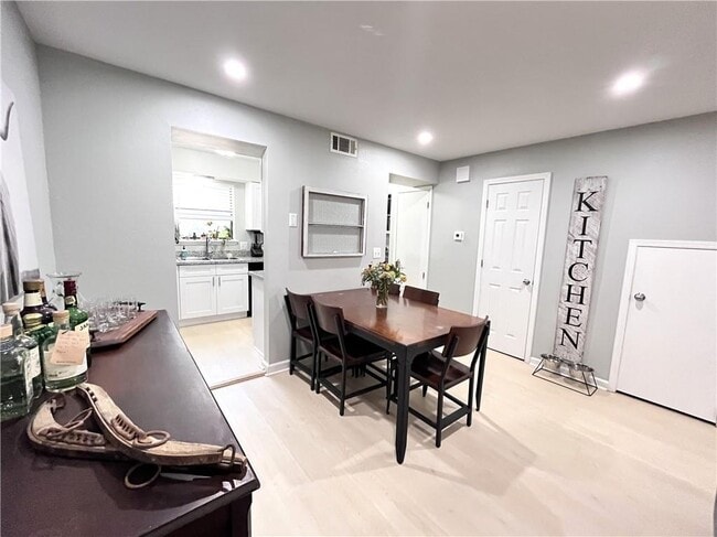 Building Photo - 1373 E Sequoyah Ct