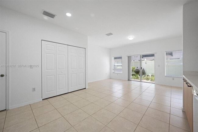 Building Photo - 3019 NW 30th Ave