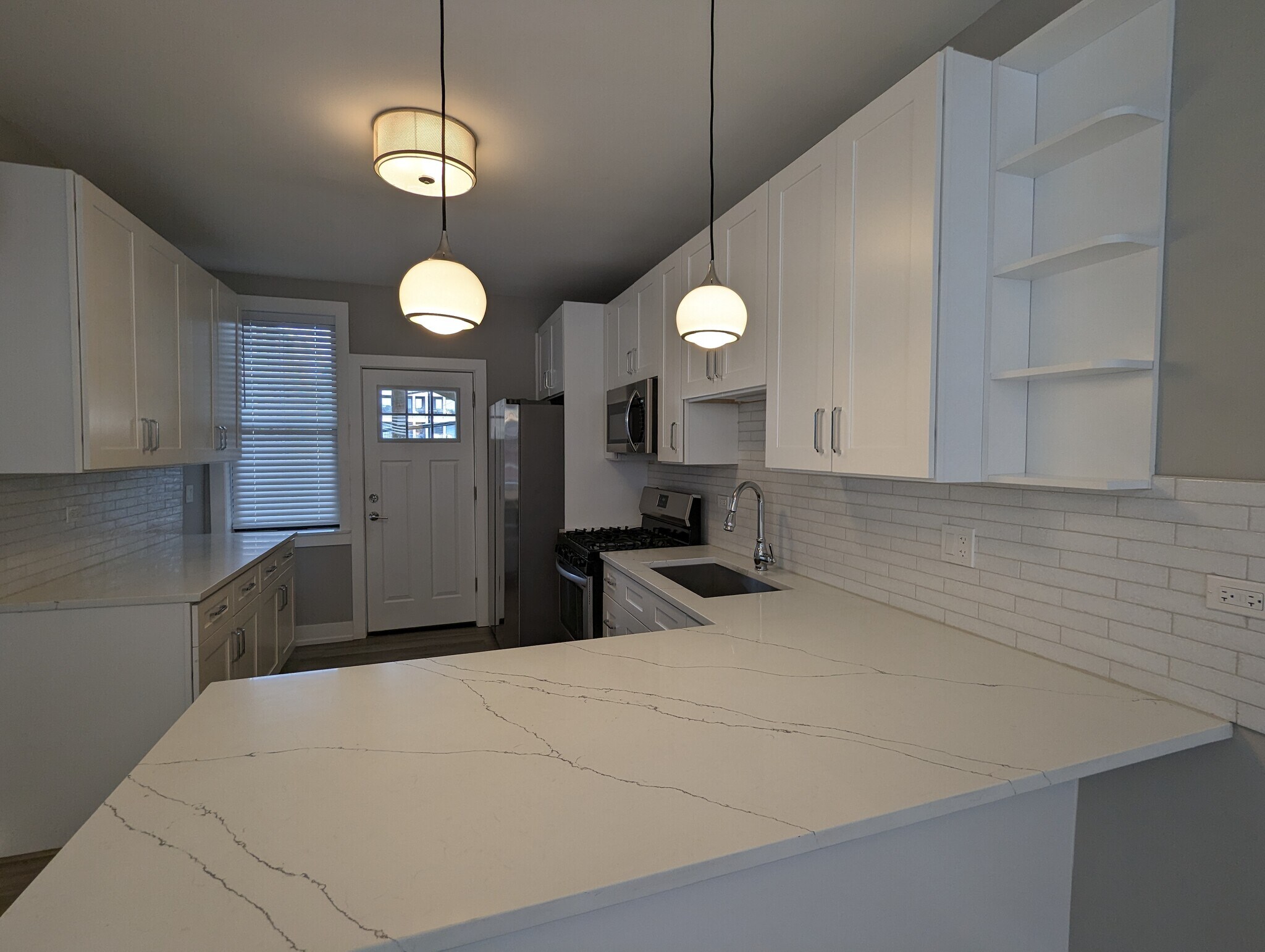 Building Photo - 3935 N Janssen Ave