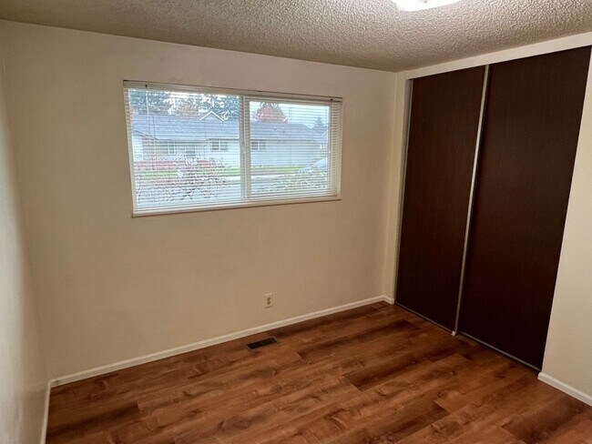 Building Photo - 3 Bedroom, 2 Bathroom in N. Coburg Rd Area