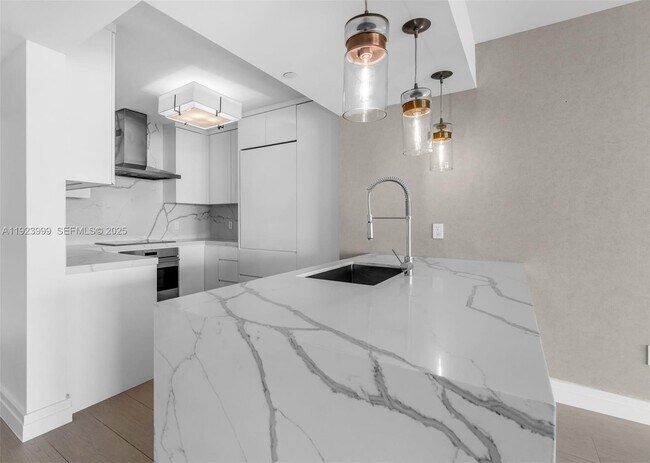 Building Photo - 10 Venetian Way