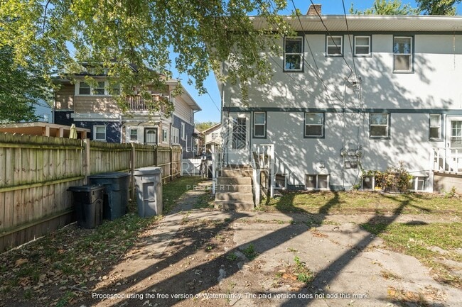 Building Photo - Spacious 4 Bed 1.5 Bath Updated Home